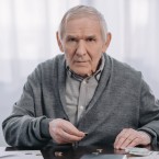 Většina seniorů bohužel počítá každou korunu