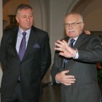 Topolánek s Klausem v době, kdy se vyhřívali na špici mediálního zájmu coby premiér a prezident