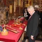 Miloš Zeman u korunovačních klenotů v roce 2013. Že byl opilý, se tehdy domníval takřka celý národ