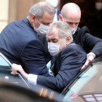 Prezident Zeman chce více létat, ale má to podmínku. Najít dodavatele služby, která mu zajistí důstojný nástup do letadla