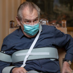 Je záměrné neinformování o zdravotním stavu prezidenta Zemana součástí rozkladu důvěry občanů ve státní instituce? 