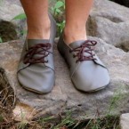 V barefoot obuvi chodí děti i dospělí 