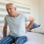 Od ranní bolesti zad si můžete ulevit pomocí polštářů