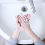 Koronavirus způsobuje problémy kvůli časté hygieně rukou