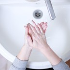Koronavirus způsobuje problémy kvůli časté hygieně rukou