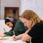 Mohou z nich být "ti s úřední maturitou" podobně jako "ti právníci z Plzně"