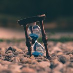 Čas ubíhá pořád stejně. Za pocit, že ve stáří sviští rychleji, mohou poruchy nervového systému, kterým nelze předejít a souvisí s věkem