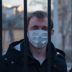 Nakažených ubývá, v nemocnicích je víc místa. Vyhráno ale není