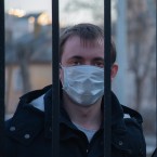 Nakažených ubývá, v nemocnicích je víc místa. Vyhráno ale není