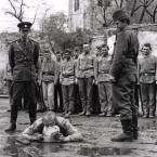 Záběr z filmu „Žert“ přesvědčivě ukazuje poměry v někdejší lidové armádě