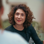 Martha Issová si v novém seriálu zahrála agentku Andreu