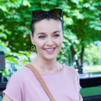 Iva Kubelková se mimo modeling, moderování a herectví věnuje také zpěvu a umění