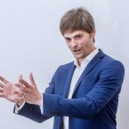 V červnu roku 1989 se rodina rozhodla emigrovat do Španělska, usadila se v Madridu. Rok po sametové revoluci se vrátila zpět do Československa