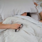 Sklenička vína před spaním není tak neškodná, jak jste si mysleli