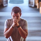 Vrah kněze se dal ve vězení na víru a studuje Bibli