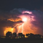 Čekají nás kroupy a přeháňky. Teploty se ale většinou budou držet kolem příjemných 25 °C