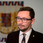 Mluvčí Kanceláře prezidenta republiky Jiří Ovčáček bojoval proti novinářům. Teď do té žumpy spadl také