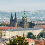 Budovy, které obklopují katedrálu a k tomu nejvyšší jižní věž. To všechno díky Habsburkům