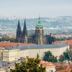 Budovy, které obklopují katedrálu a k tomu nejvyšší jižní věž. To všechno díky Habsburkům