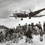 Obyvatelé Berlína sledují letoun Douglas C-54 Skymaster operující v rámci leteckého mostu do jejich města