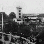 Nádherná funkcionalistická stavba na obrázku z roku 1930