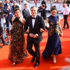 Herec Jiří Macháček se na jednom z ročníků filmového festivalu ve Varech vykoupal v řece spolu se svými hereckými kolegyněmi