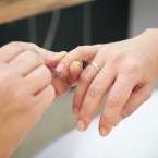 Při manikúře si můžeme všimnout bílých teček na nehtech. Mohou znamenat i problémy s plodností