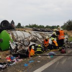 Cisterna zcela zdemolovala osobní automobil. Celá rodina kromě malé Gábinky v troskách zahynula