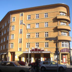 Kino Babylon, před nímž byli zastřeleni dva němečtí policisté