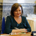 Ministryně Alena Schillerová slíbila luxusní koupání, ale bazén se prozatím napustit nedá