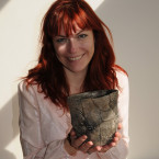 Šárka Juřinová vystudovala obory  obory pravěká a středověká archeologie a dějiny křesťanského umění